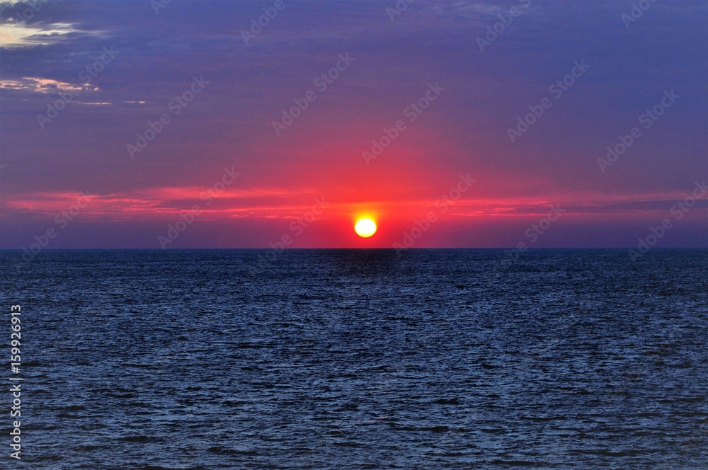 Puesta de sol atardecer en alta mar