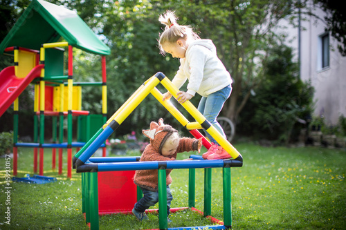 auf dem Spielplatz toben