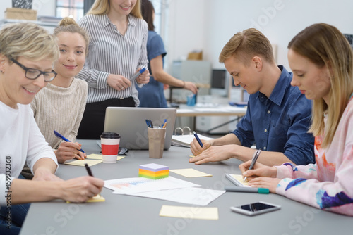 kollegen machen sich notizen in einem workshop