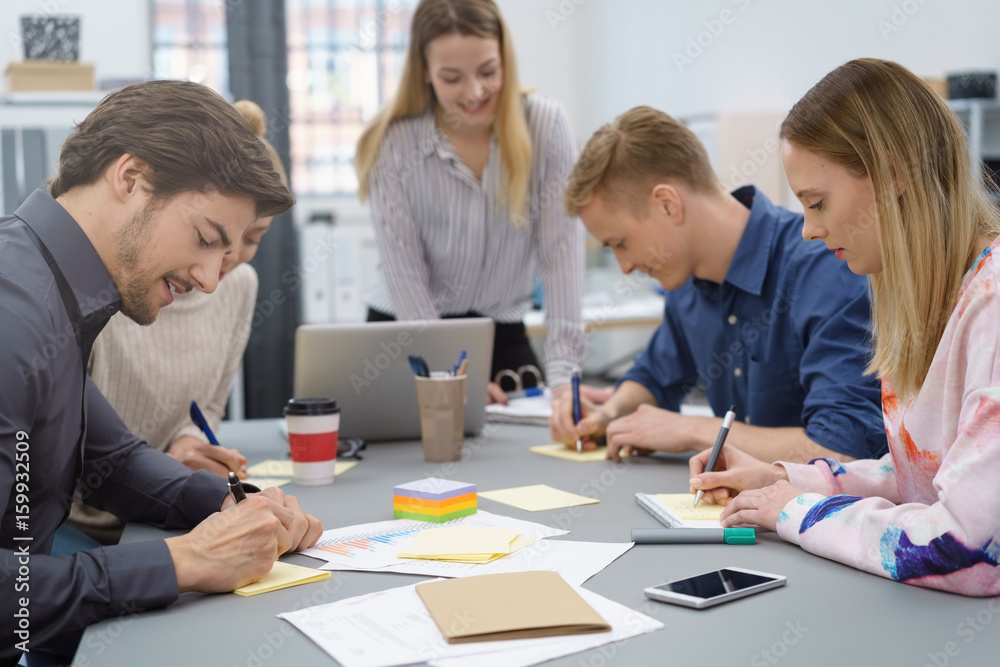 teilnehmer in einem workshop machen sich notizen teilnehmer in einem workshop machen sich notizen