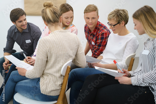 teilnehmer unterhalten sich während einer veranstaltung