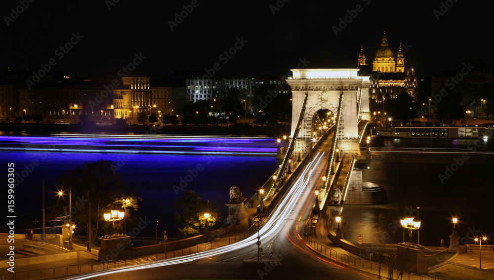 Obraz premium Chain bridge at night 