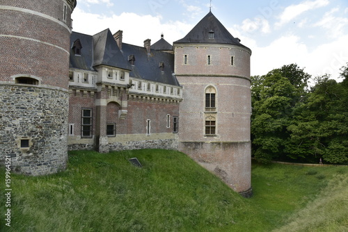 Le fossé le long du château-fort de Gaazbeek près de Bruxelles