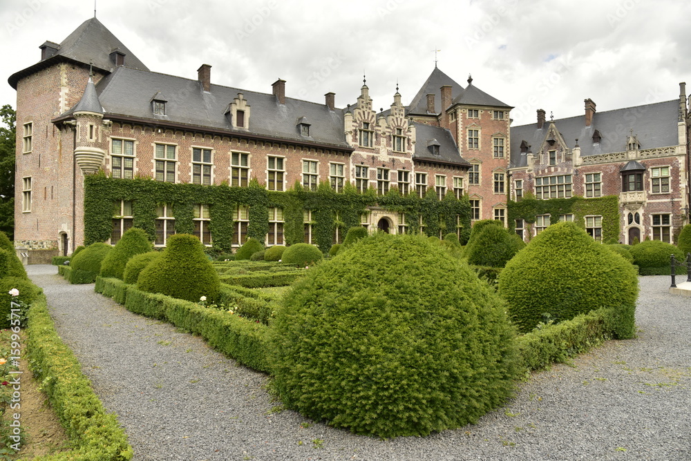 Parcelle de haies dans la Cour d'honneur du château de Gaasbeek près de Bruxelles