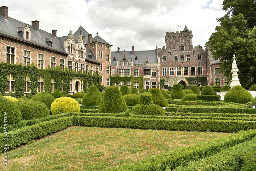 Verdure dans la Cour d'Honneur et sur les façades en briques rouges du château de Gaasbeek près de Bruxelles