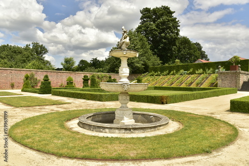 Fontaine rustique et circulaire au milieu du jardin à la française au domaine du château de Gaasbeek près de Bruxelles