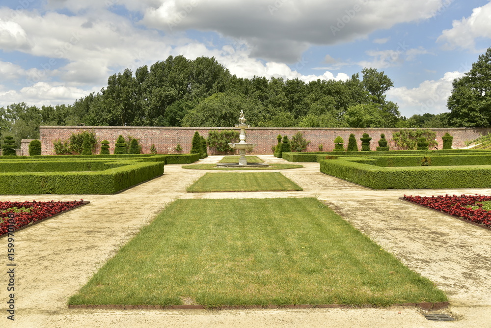Les rectangles de pelouse au centre du Jardin à la Française au domaine du château de Gasbeek près de Bruxelles
