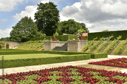 Décoration florale et de haies au Jardin à la Française au domaine du château de Gaasbeek près de Bruxelles 