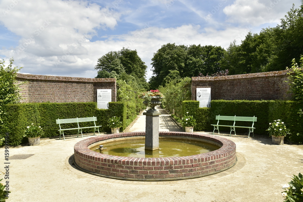 Pièce d'eau circulaire à l'entrée du potager du château de Gaasbeek près de Bruxelles