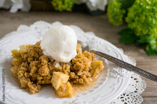 apple crisp with icecream