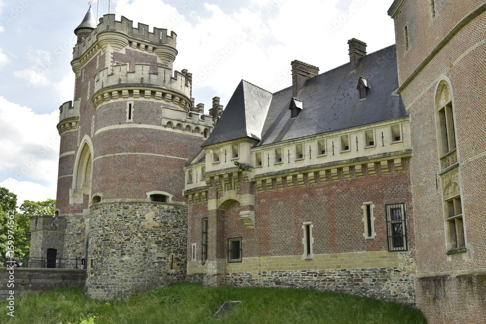 L'imposante muraille en pierres et en briques du château de Gaasbeek près de Bruxelles