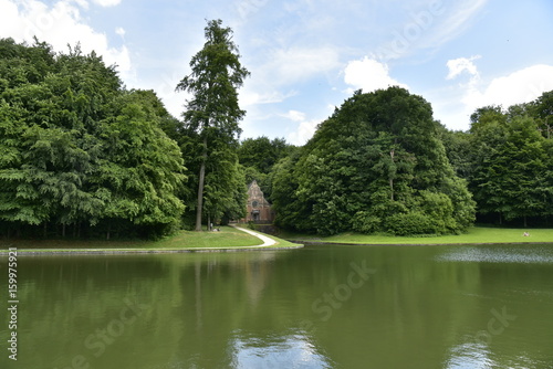 L'un des étangs avec la chapelle St-Gertrude au fond en plein bois au domaine du château de Gaasbeek près de Bruxelles 
