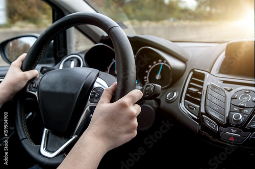 Autofahrt auf der Autobahn bei Gegenlicht
