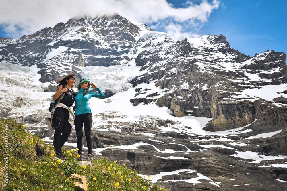Φωτογραφία Two girls admiring the beauty of the Alps. Scenic landscape