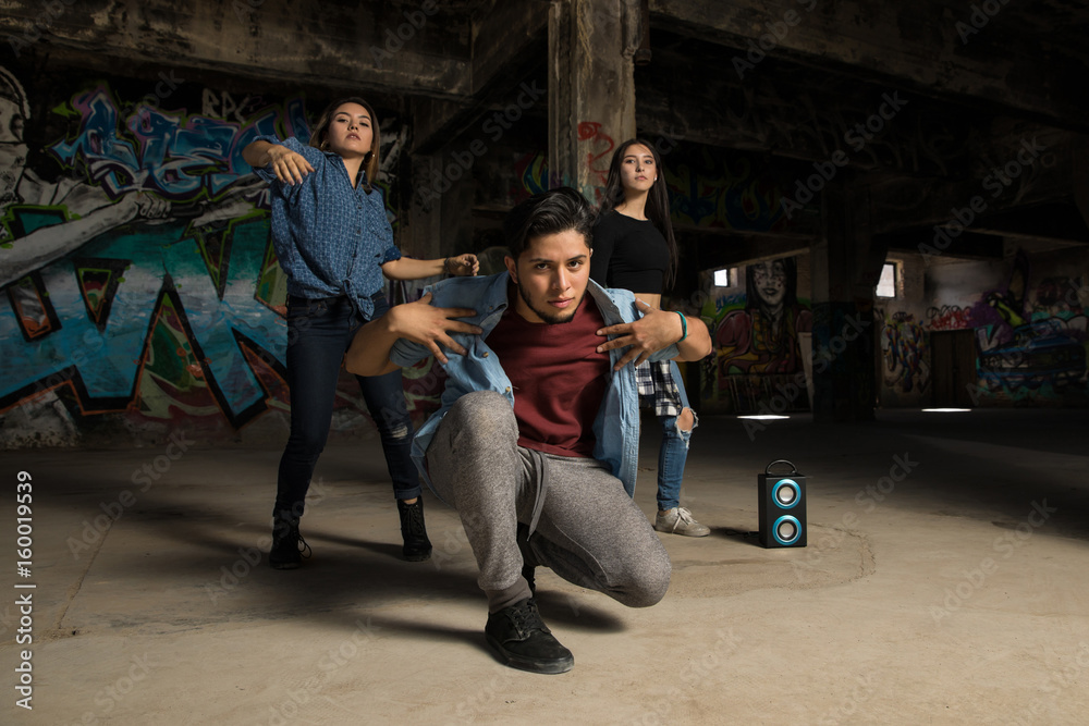 Φωτογραφία Male urban rapper with a couple of girls dancing