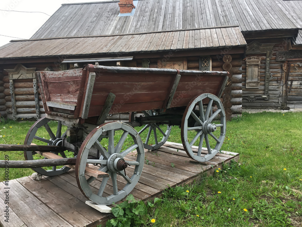 Fototapeta premium Деревянная старинная повозка для лошадей 