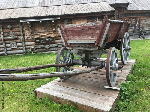 Деревянная старинная повозка для лошадей 
