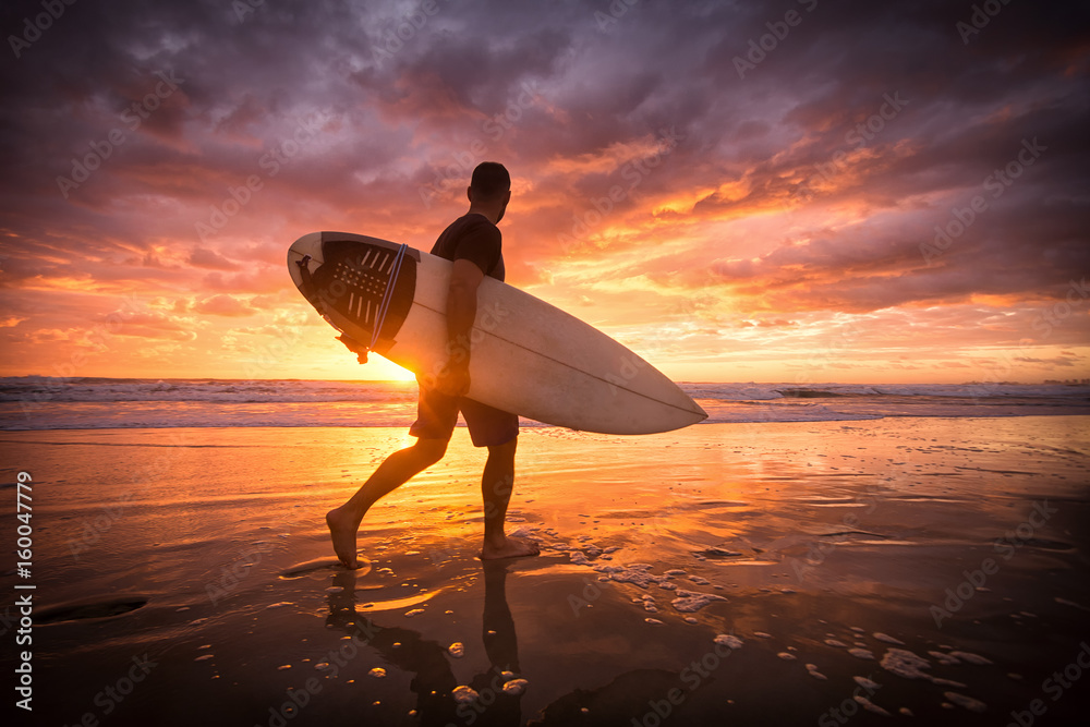 Photographie Surfer running on the beach ar sunset or sunrise - Acheter-le  sur Europosters.fr