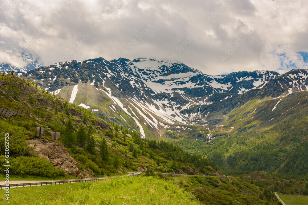 Obraz premium Scenic view of the swiss alps near the italian border.