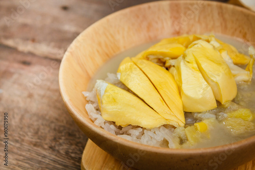 Sticky rice with durian and coconut milk sauce.