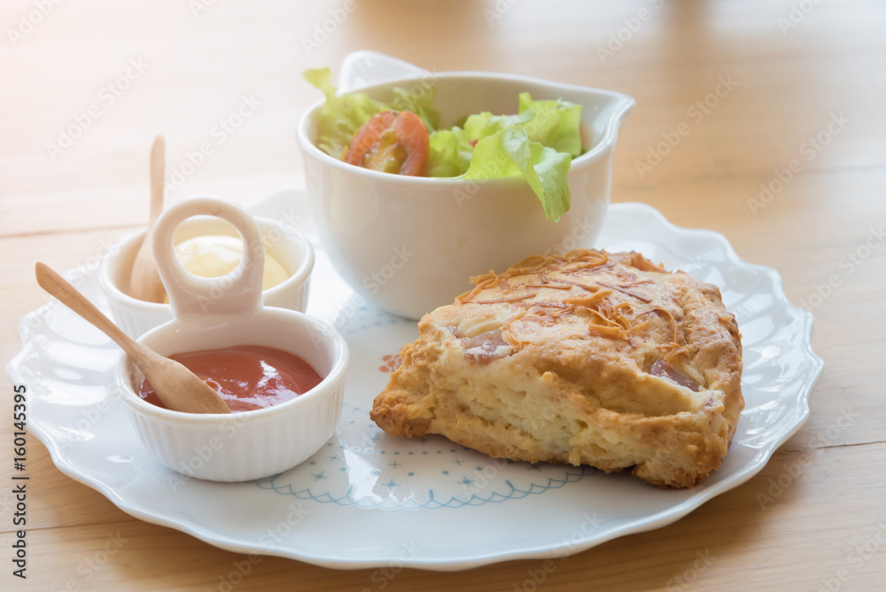 Scones with cheddar and bacon with Vegetable Salad