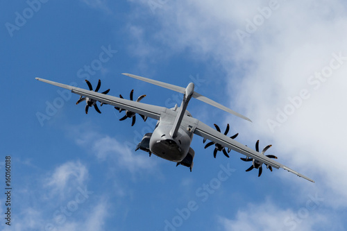 Transportflugzeug schraubt sich in den Himmel