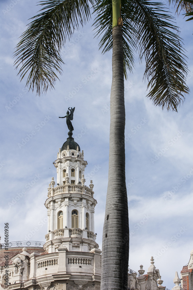 Turm des Grossen Theaters „Garcia Lorca“ in Havanna.