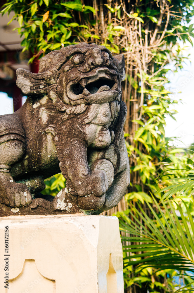 Obraz premium Lion-dog guardian (komainu) at the entrance of Taoist temple in Cebu, Philippines