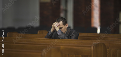 Photo Man praying in church