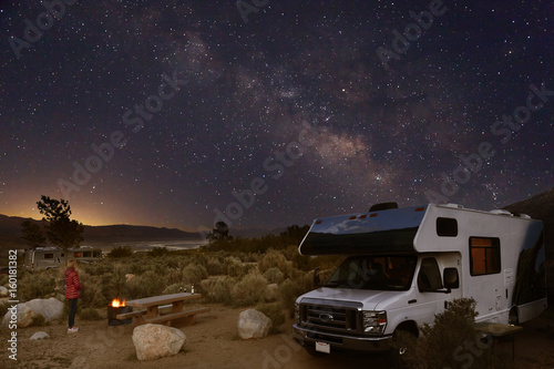 Campen mit dem Wohnmobil unter Sternenhimmel und Milchstraße in den Alabama Hills am Fuße der Sierra Nevada bei Lone Pine, Kalifornien