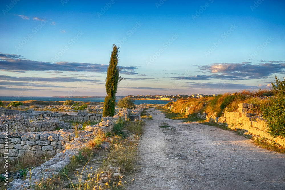Obraz premium Marine landscape with views of the ruins of the ancient city of Hersonissos on the background
