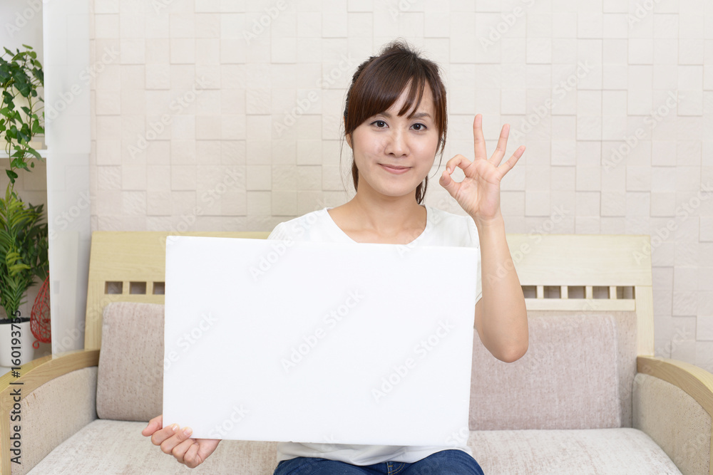 ホワイトボードを持つ女性 ホワイトボードを持つ女性