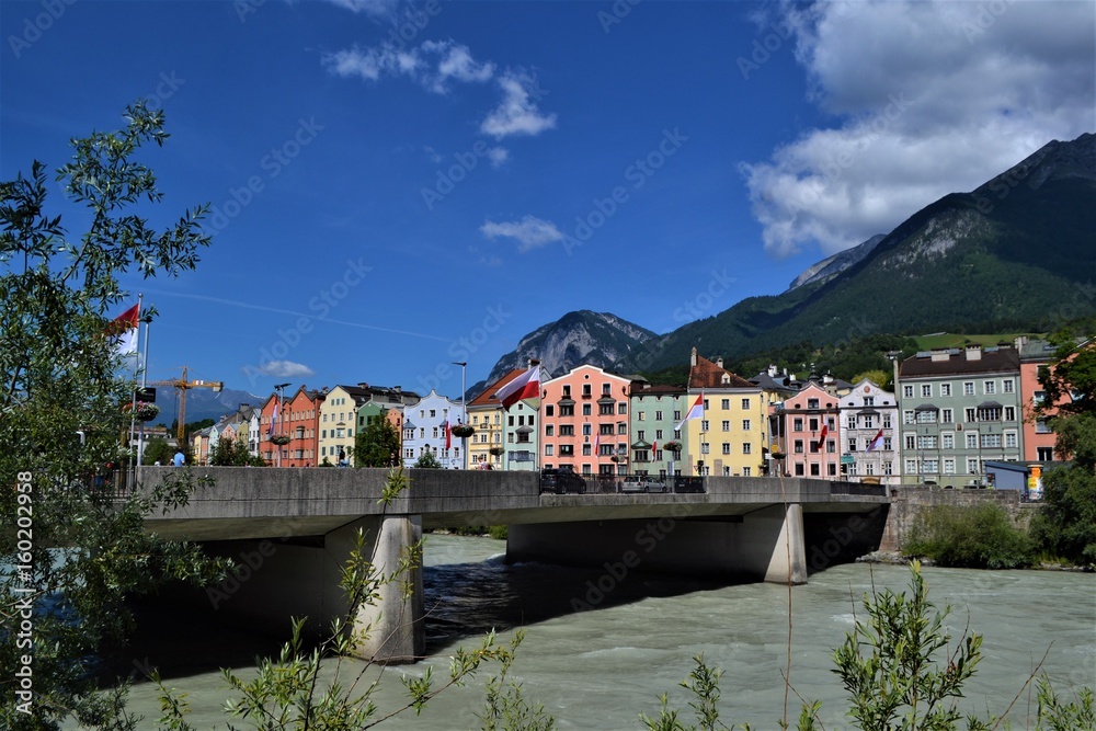 Brücke in Innsbruck mit Berglandschaft