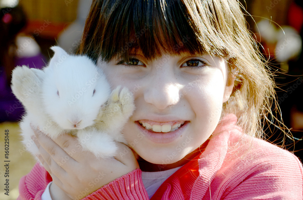 retrato niña hispana sonriendo con conejo retrato niña hispana sonriendo con conejo
