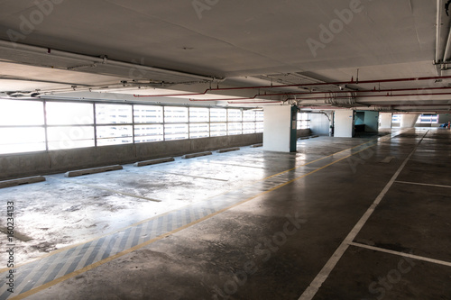 Valokuva An empty multi storey car park taken in the morning