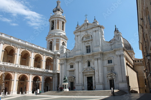 Basilika Loreto mit Kirchturm vor Blau