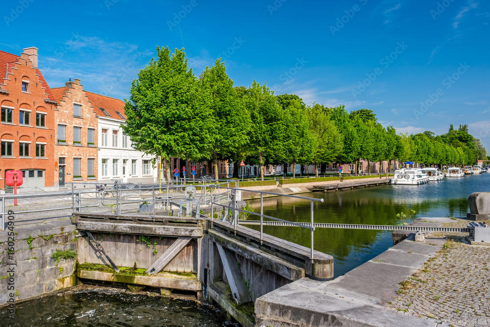 Obraz premium Bruges (Brugge) cityscape with water canal and bridge