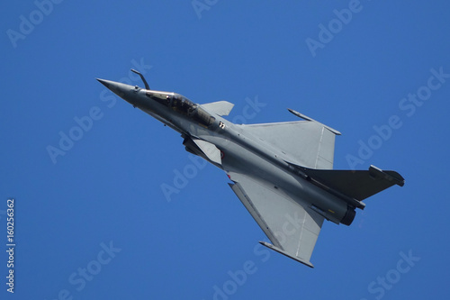 avion militaire passage rapide sur la tranche photo