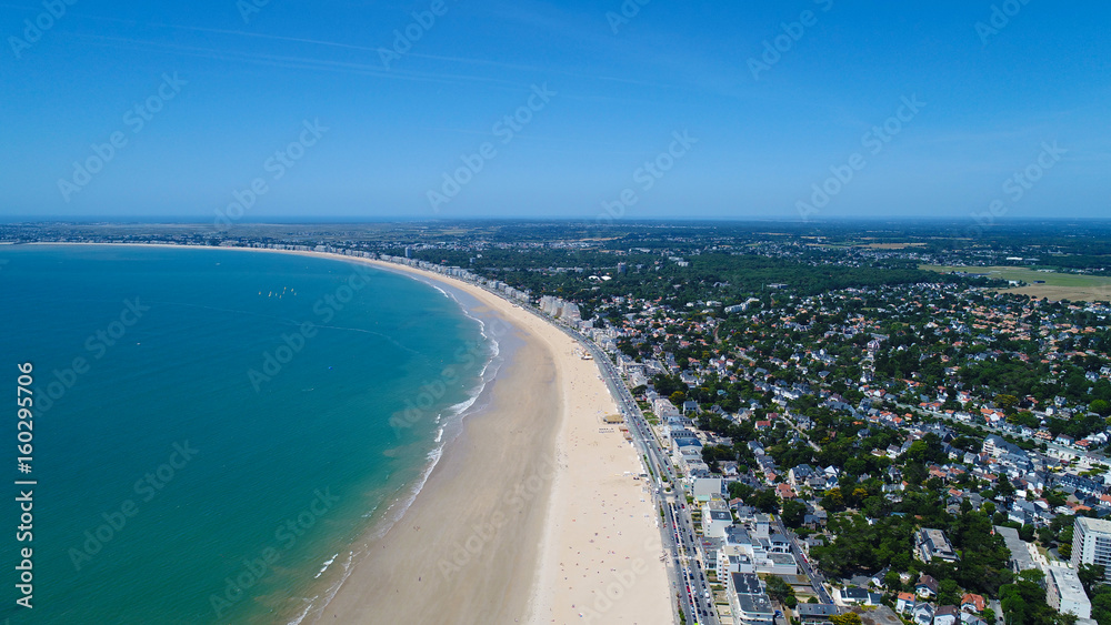 Vue aérienne sur la plage de La Baule en Loire Atlantique, France