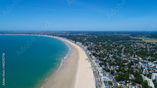 Vue aérienne sur la plage de La Baule en Loire Atlantique, France © altitudedrone