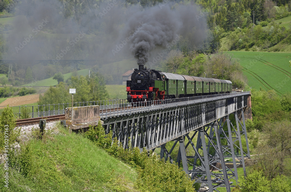 Fototapeta premium Sauschwänzlebahn na przejściu doliny Epfenhofen, Schwarzwald