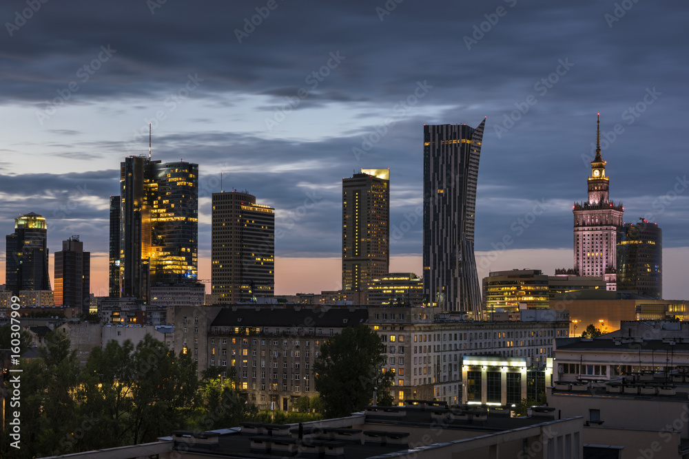 Fototapeta premium Warszawskie miasto w centrum miasta nocą