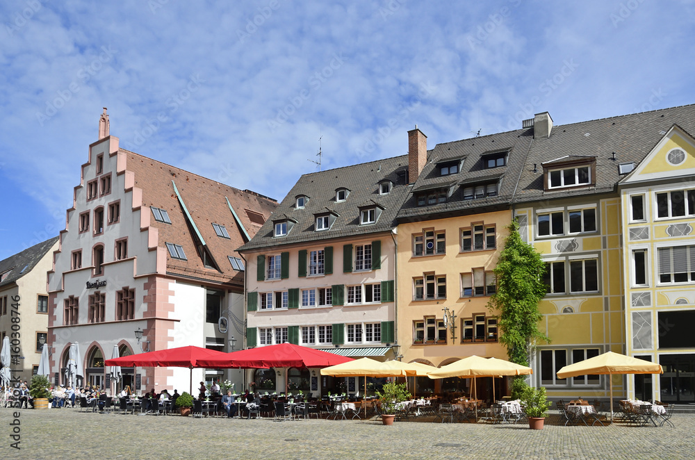 Fototapeta premium Häuserzeile am Münsterplatz, Freiburg