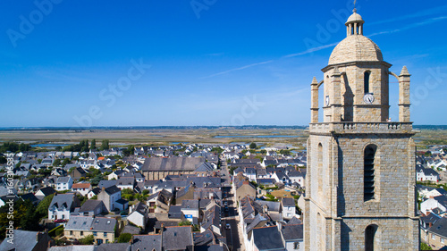 L'église Saint Guénolé de Batz sur Mer et vue sur les marais salants de Guérande, France photo