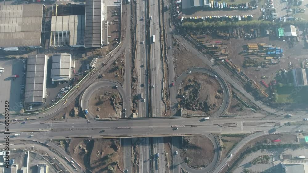 Imagen sobre cruce en construccion de autopista. 