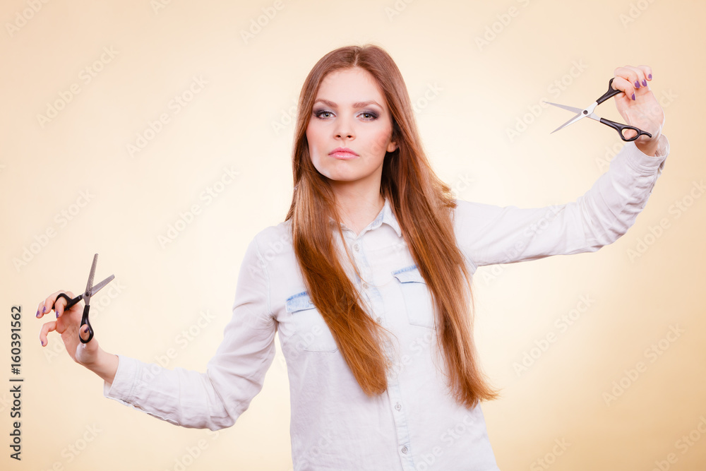 Obraz premium Smiling lady showing tools.