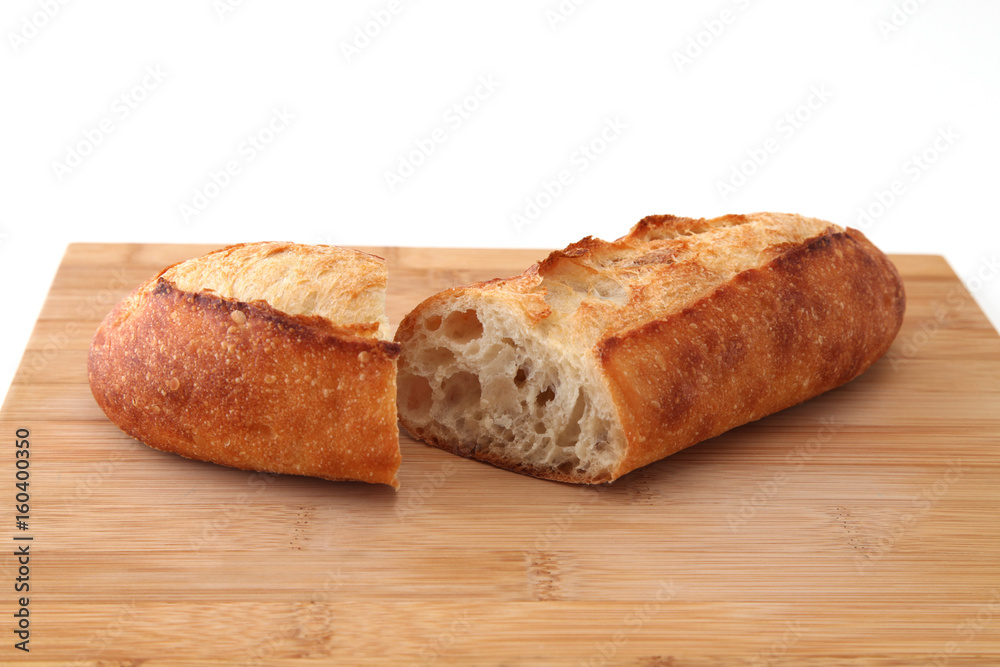 まな板にのせた バゲット フランスパン クローズアップ 白背景