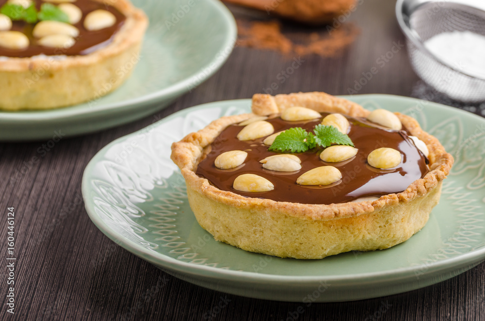Chocolate tartalets with nuts Chocolate tartalets with nuts