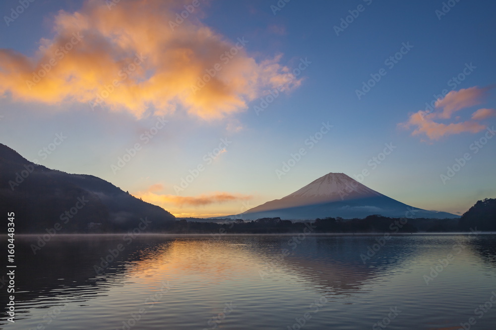 夜明けの富士山　山梨県精進湖にて