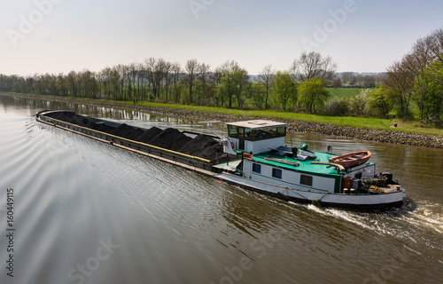 Mit Kohle beladenes Frachtschiff auf dem Schleusenkanal in der Wesermarsch © ingwio